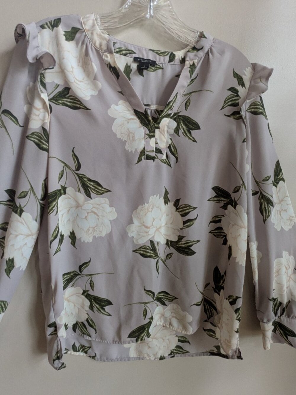Ann Taylor gray floral v neck blouse romantic size S #753